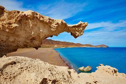 Impresionante paisaje costero en el Parque Natural del Cabo de Gata, Almería