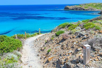 Camí de Cavalls junto al azul del Mediterráneo en la isla de Menorca