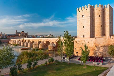 Puente romano sobre el río Guadalquivir en la ciudad de Córdoba