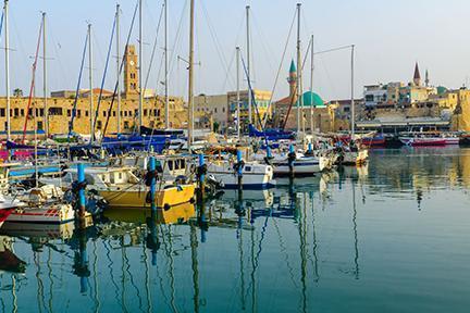 Tranquilo puerto de Akko con el centro histórico al fondo