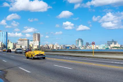 La Habana, paseo coche antiguo por el malecón, Cuba