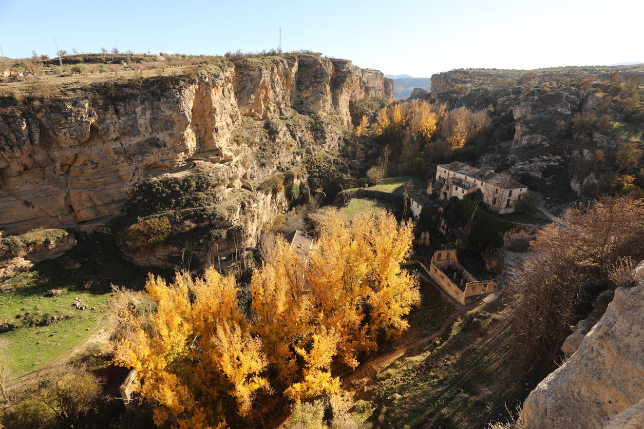 Vista de Alhama de Granada en otoño en Granada, España