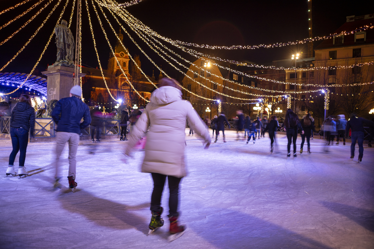 Personas aprovechando a patinar en Estocolmo, Suecia