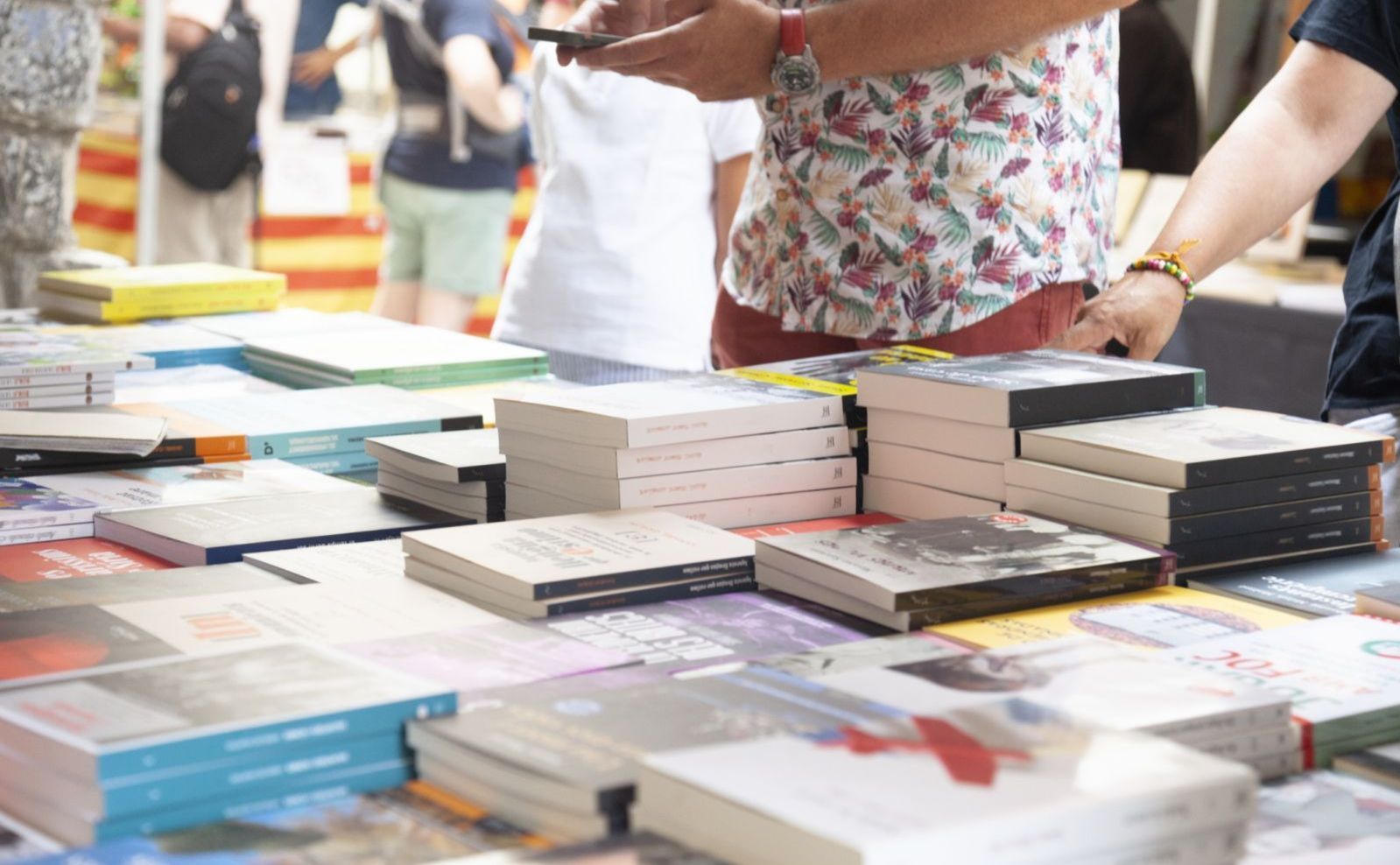 Libros para regalar (y viajar) el Día del Libro 2026